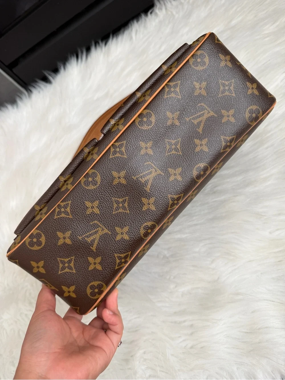 Louis Vuitton Viva cite GM Monogram Canvas Shoulder Bag .